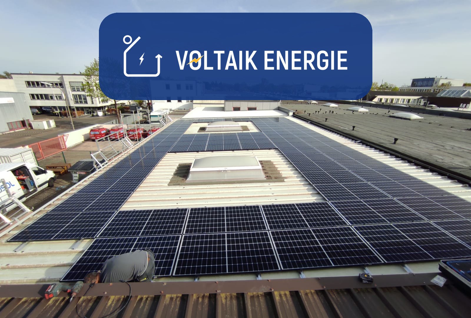 gewerbedachanlage-photovoltaik-voltaik-energie Photovoltaikanlage auf dem Flachdach eines Gewerbegebäudes, Voltaik Energie