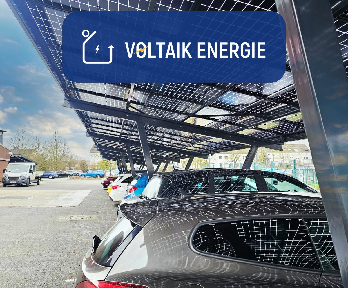 solarcarport-gewerbe-parkplatz-voltaik-energie Solarcarport mit bifazialen Modulen über einem Firmenparkplatz, Voltaik Energie
